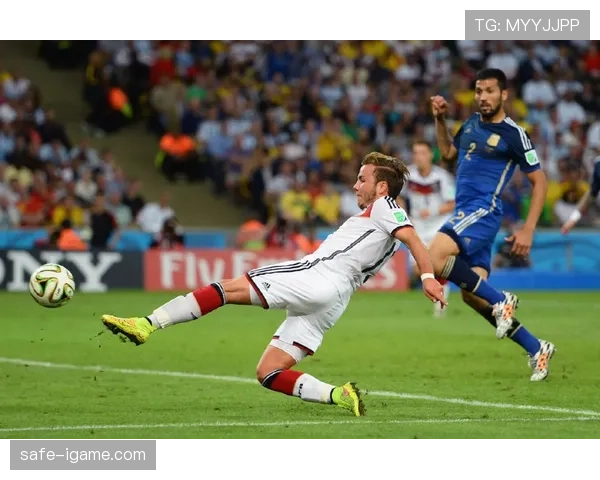 精彩瞬间回顾：足球赛场动图定格惊心动魄高光时刻