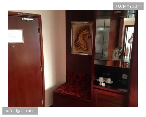 石智勇每天三点起床，家里倒是挺普通，但他鞋柜金光闪闪让我怀疑人生